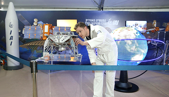 מתוך התערוכה. יש גם רכב חלל ומתקן בנג'י להדגמת תנאי תת־כבידה