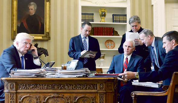 בנון (עומד עם דפים בידיו) עם טראמפ ועמיתיו בחדר הסגלגל, בשבת. "אם נצליח לספק את הסחורה אנחנו נמשול למשך 50 שנה", צילום: רויטרס
