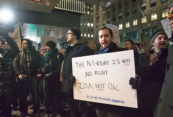 יהודים מפגינים נגד השתתפות בנון באירוע של ארגון ציוני אמריקה בניו יורק, בנובמבר. "התקשורת צריכה לסתום את הפה שלה ורק להקשיב למשך תקופה"