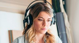 A woman wearing headphones. Photo: Shutterstock