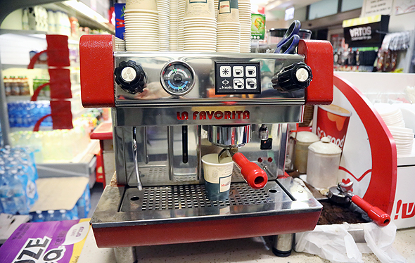 מכונת קפה מדגם "לה פבוריטה" שנמצאו בה ריכוזים גדולים של עופרת, צילום: שאול גולן