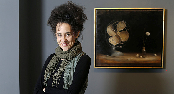 דנה זלצמן על רקע ציור שלה. "בתקופות שטוב לי ונחמד לי — לא כואב לי"