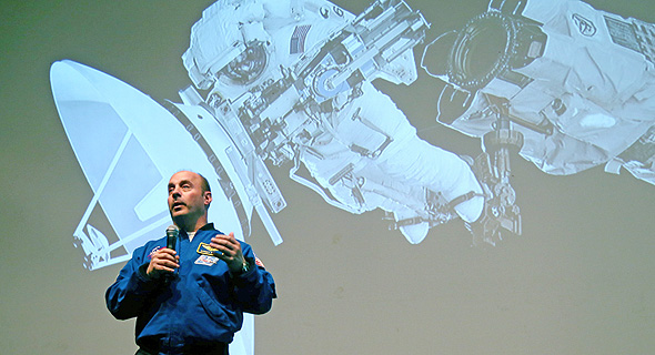 Reisman speaks to an audience during Israeli Space Week in 2017 about his experiences conducting spacewalks. Photo: Yariv Katz
