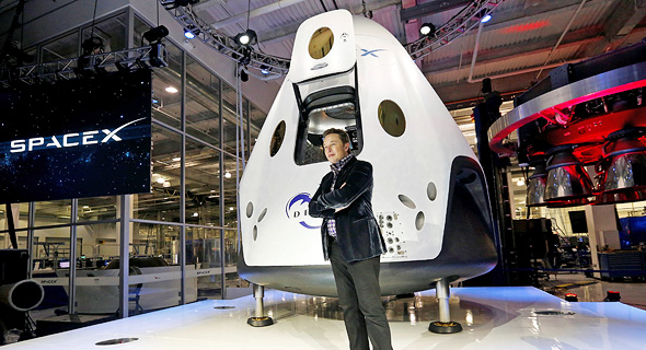 מייסד SpaceX אלון מאסק וכלי החלל Dragon 2.0. עיצוב ייחודי