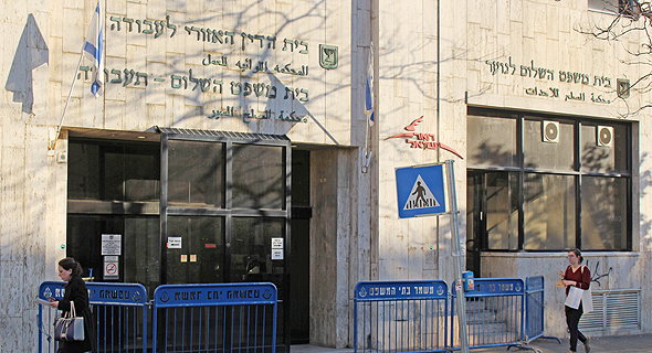 בית המשפט האזורי לעבודה בתל אביב. "אין־ספור הוראות בלתי חוקיות"