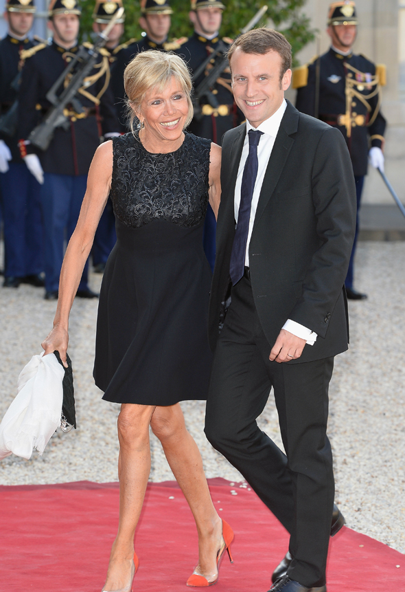עמנואל מקרון מועמדת המרכז בבחירות לנשיאות ב צרפת ו אשתו ברגייט, צילום: גטי אימג'ס