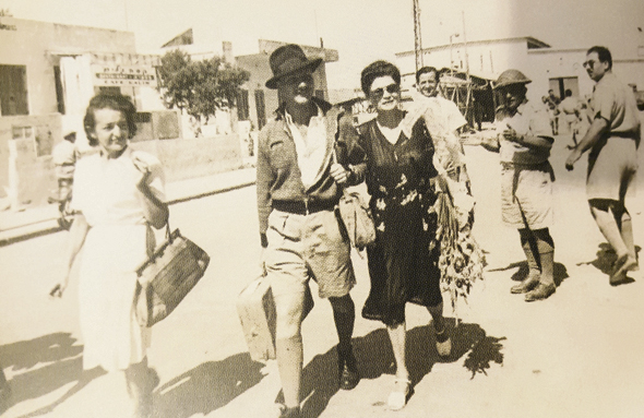1948. מאיר שמגר בן ה־22 עם אמו דינה בנמל תל אביב, בשובו מהכלא באפריקה