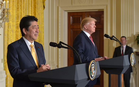נשיא ארה"ב דונלד טראמפ וראש ממשלת יפן במסיבת עיתונאים משותפת, אתמול, צילום: איי אף פי