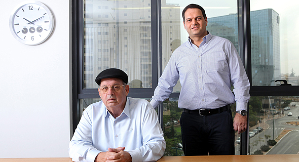 מימין: מנכ"ל מנרב דרור קוזניצקי ובעל השליטה במנרב אברהם קוזניצקי