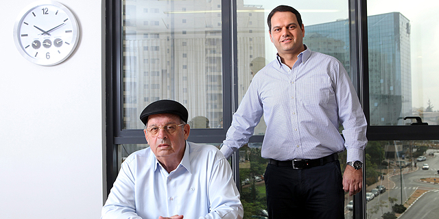מימין: מנכ"ל מנרב דרור קוזניצקי ובעל השליטה במנרב אברהם קוזניצקי, צילום: עמית שעל