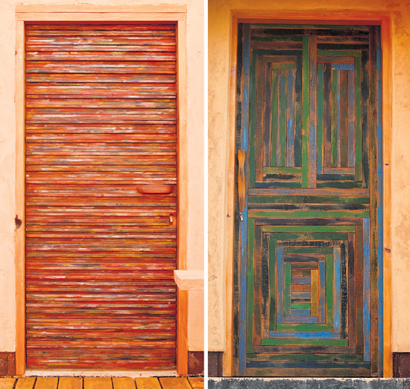 דלתות בביתו של רגב. נבנו משאריות עץ מעבודה בווילה באפקה