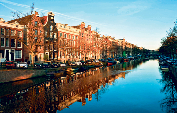 בתים על שפת התעלה באמסטרדם. משקיעים מגרמניה, בריטניה וצרפת כבר לוטשים עיניים לשוק המשכנתאות ההולנדי, שהיקפו 662 מיליארד יורו