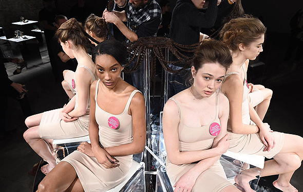 דוגמניות עונדות סיכות בעד הזכות להפלות בתצוגת האופנה של תומי הילפיגר