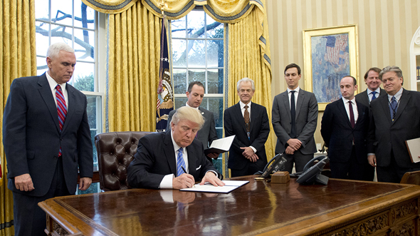 נשיא ארה"ב דונלד טראמפ חותם על צו נשיאותי יועצים הבית הלבן כוורת , צילום: בלומברג