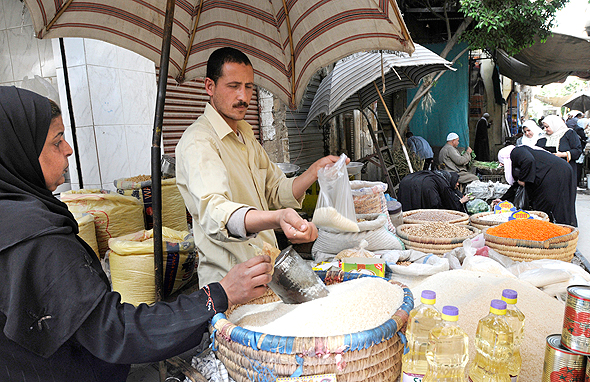מוכר אורז בשוק בקהיר, ציילום: בלומברג