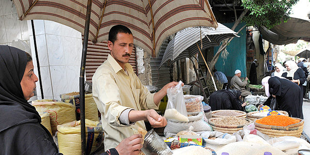 מצרים רועדת: האינפלציה עלולה להחזיר את ההמונים לרחובות
