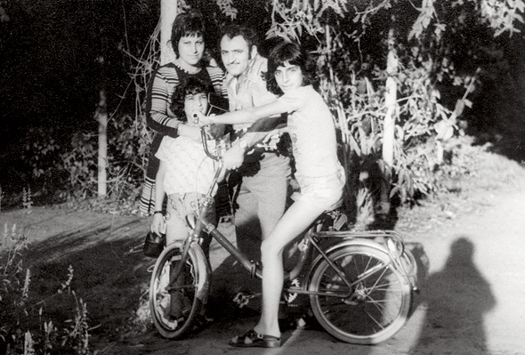 1976, רוני גמזו, בן 10, עם הוריו מלכה וציון ואחיו מאיר בן ה־12, בטיול למקווה ישראל
