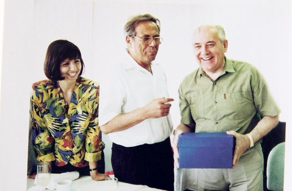 ורטהיימר ואביה עם מיכאיל גורבצ'וב, 1991. "חשוב לה להוכיח שהיא יודעת לעשות רווחים בלי קשר לאבא" 