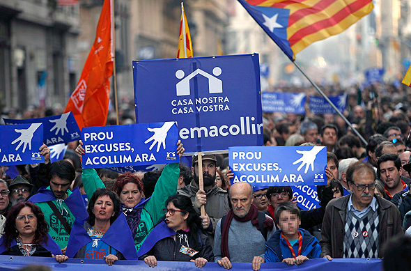 מפגינים בברצלונה, אתמול. "נהפוך לבירת התקווה"