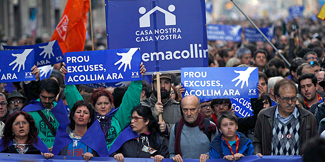 בברצלונה מפגינים דווקא בעד קבלת פליטים