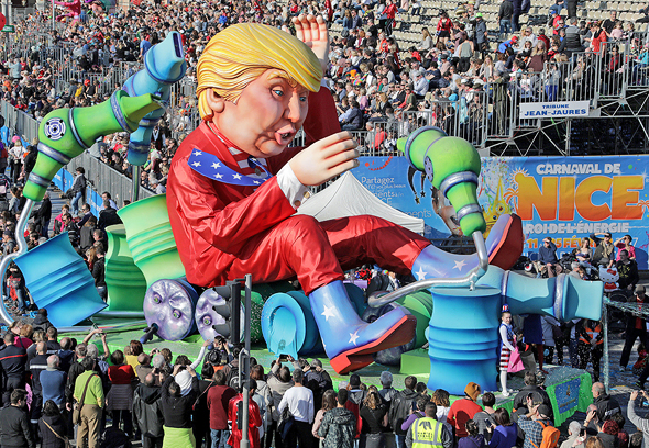 בובה של דונלד טראמפ בקרנבל בצרפת