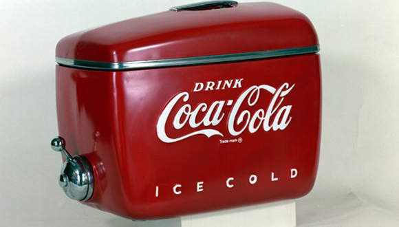 מכשיר מוצר קוקה קולה בעיצובו של ריימונד לואי 