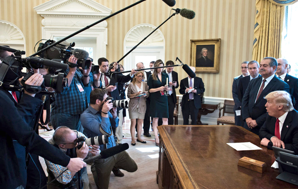 דולנד טראמפ לאחר חתימת הצו מסיבת עיתונאים, צילום: איי אף פי