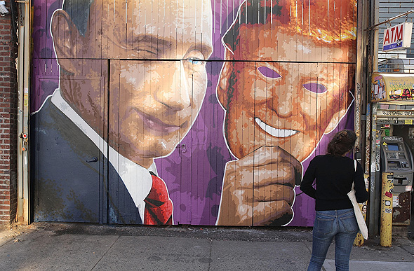 ציור קיר ניו יורק ולדימיר פוטין עם מסכת דונלד טראמפ , צילום: איי אף פי