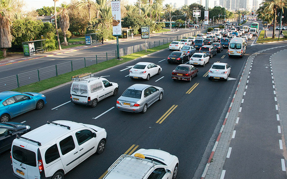 דרך נמיר בתל אביב. נסיעה בנתיב התחבורה הציבורית תעלה לכם 500 שקל