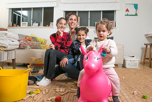 גבי בן אליהו עם ילדיה אלמה נויה ודנה, צילום: אוראל כהן