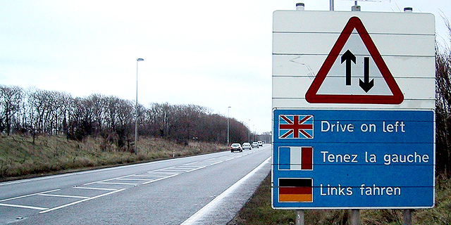 למה יש מדינות שמתעקשות על נהיגה בצד שמאל של הכביש