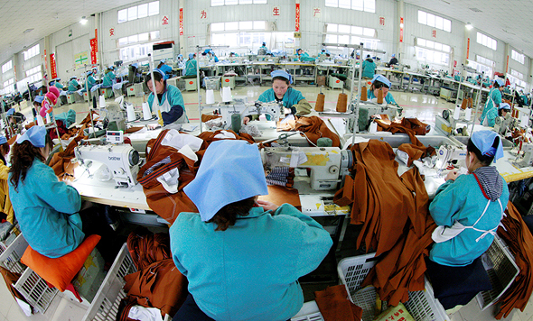 מפעל טקסטיל בסין, צילום: רויטרס