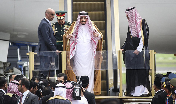 סלמן מלך סעודיה יורד במדרגות הזהב, צילום: אי פי איי