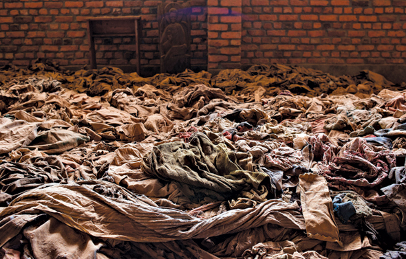 קורבנות רצח העם ברואנדה. נשים פיזרו פלפל חריף סביב בתים, כדי לגרום לילדים שהסתתרו להתעטש, צילום: איי אף פי