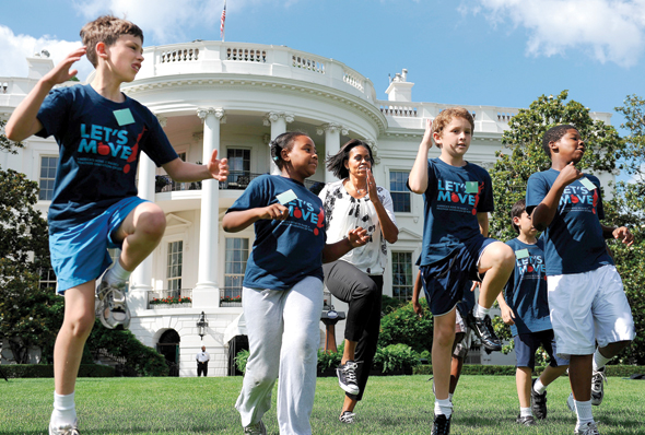 מישל אובמה רוקדת כדי לחנך ילדים לפעילות גופנית. "ילדים אוהבים ספורט. אנחנו שמים אותם מול הטלוויזיה"
