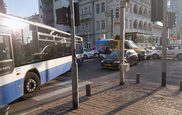 תחבורה ציבורית בתל אביב. 99% מהעובדים מחזיקים רכב פרטי, צילום: אורן רייס
