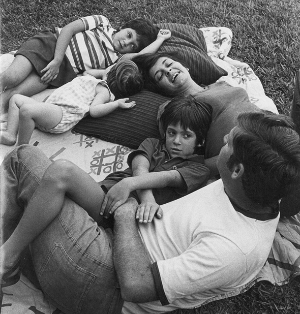1975 - דן אריאלי בן ה־8 (במרכז) עם הוריו דפנה ויורם ואחיותיו טלי (5) ורוני (2), בחצר ביתם ברמת השרון