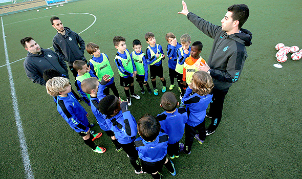 ילדים ספרדים באימון. בספרד יש יחס של מאמן אחד ל-17 שחקנים - היחס הטוב באירופה