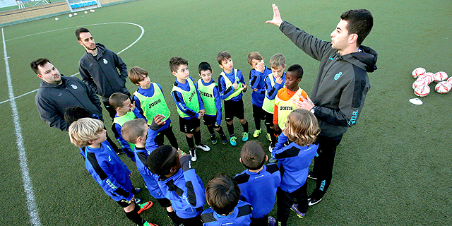 ילדים ספרדים באימון. בספרד יש יחס של מאמן אחד ל-17 שחקנים - היחס הטוב באירופה, צילום: אויטרס