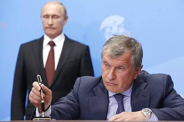 מימין: מנכ"ל רוסנפט איגור סצ'ין ונשיא רוסיה ולדימיר פוטין