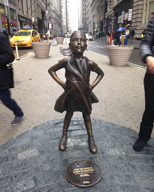 הפסל "ילדה ללא מורא" בוול סטריט. נשארה רק לוחית