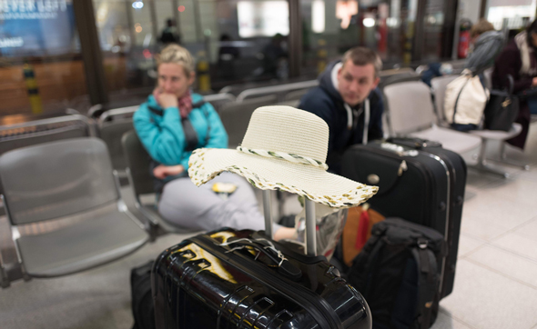נוסעים תקועים בשדה התעופה בשונפלד, צילום: איי אף פי