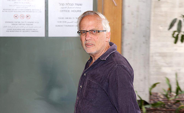 העיתונאי יגאל סרנה בבית המשפט