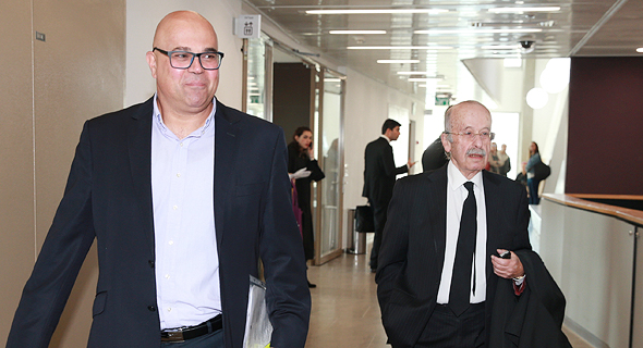 המפקח על הבנקים לשעבר דודו זקן בבית המשפט (משמאל) ועו"ד רם כספי, צילום: אוראל כהן