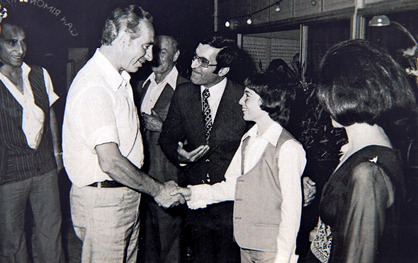 שחל עם אביו ושמעון פרס בבר המצווה שלו, 1974. "אבא לא הזיל דמעה כשפרס הפנה לו עורף"