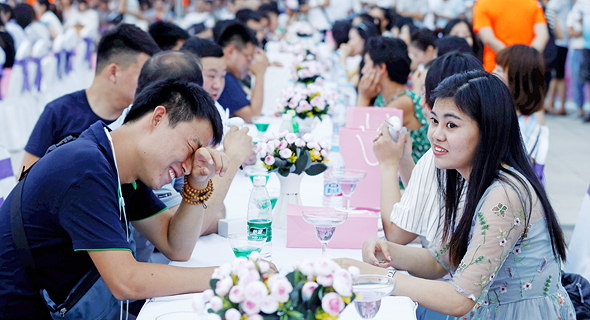 ספיד־דייטינג שהתקיים בקיץ בפארק בבייג'ינג. מספר הגברים בגיל הנישואים גדול ב־40 מיליון ממספר הנשים בגיל הזה