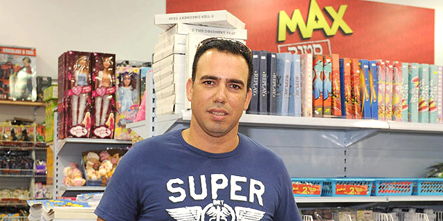 אורי מקס בחנות של מקס סטוק, צילום: ישראל יוסף