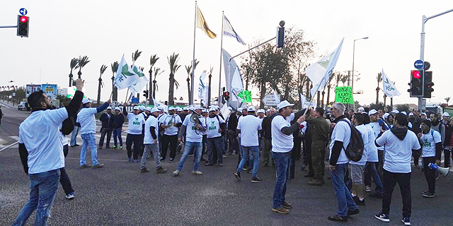 עובדי חיפה כימיקלים ממשיכים במחאה: חסמו הבוקר את הכניסה והיציאה לדימונה