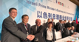 מימין: פרופסור רון רובין, ז'ונג צ'ינג הו וז'אהן צאו