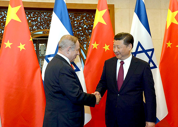 Prime Minister Benjamin Netanyahu shakes hands with President Xi Jinping Photo: Haim Zach/GPO